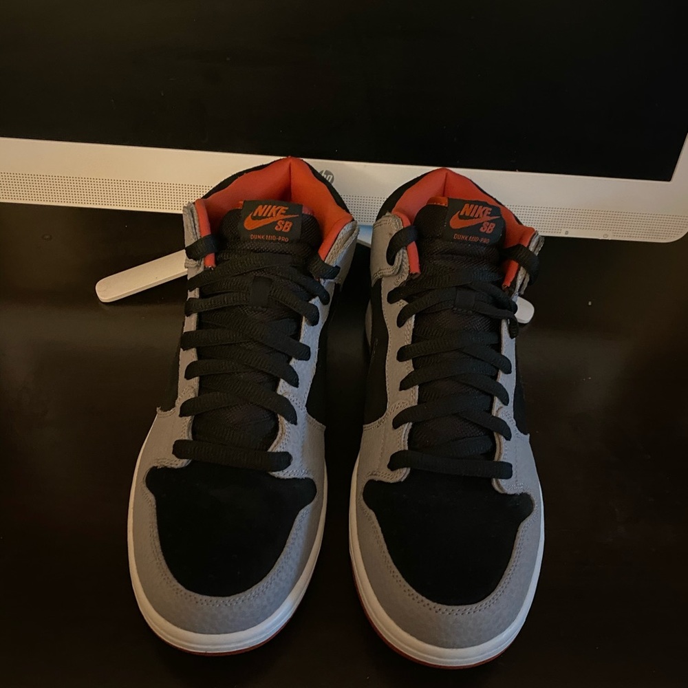 Nike Dunk Mid Pro SB “Un-Supreme/Red Dragon” 2011